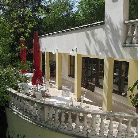 Lazensky Dum Guest house *